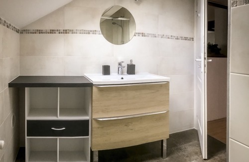 Barberaz Cottage | Spacious gîte with heated swimming pool and children's play area