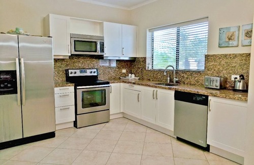 Esmeralda House | Spacious Gold Coast Townhouse in lush community close to beaches