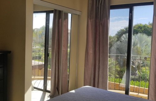 Esmeralda House | Spacious Gold Coast Townhouse in lush community close to beaches