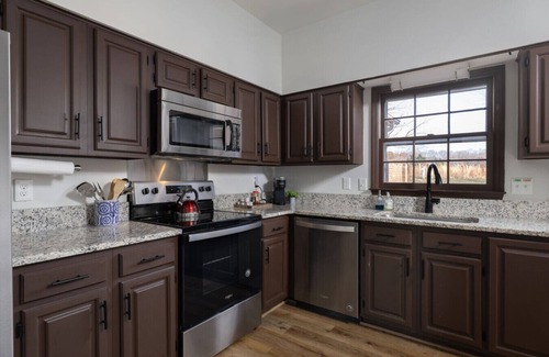 Greensboro Apartment | Spacious Golf Course Townhouse