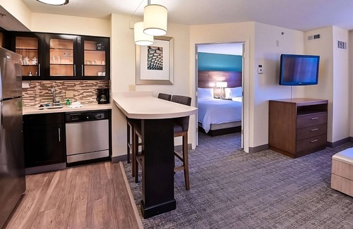 Plantation Resort | Spacious Good-Value Suite w/Kitchen! FREE Breakfast, Outdoor Pool!