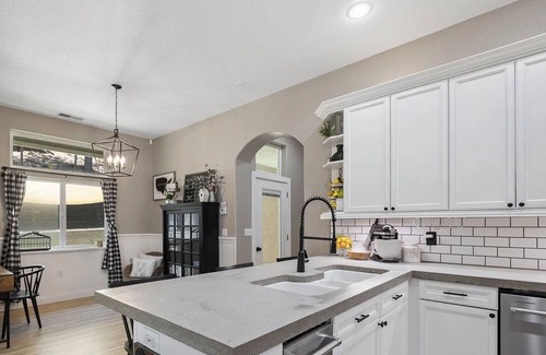 Sonora House | Spacious-Gourmet Kitchen-Sauna-Luxe King Bed-Nespresso-Ping Pong-Arcade