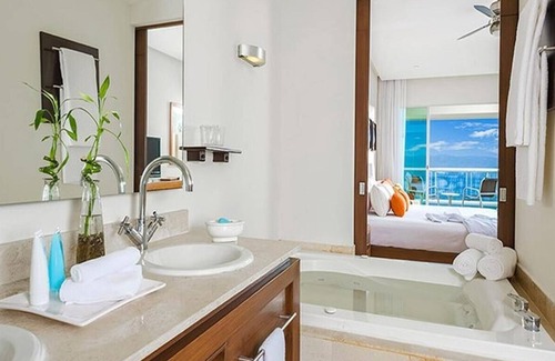 Playa Diamante Resort | Spacious Grand Mayan One Bedroom Suite – Acapulco Resort Getaway