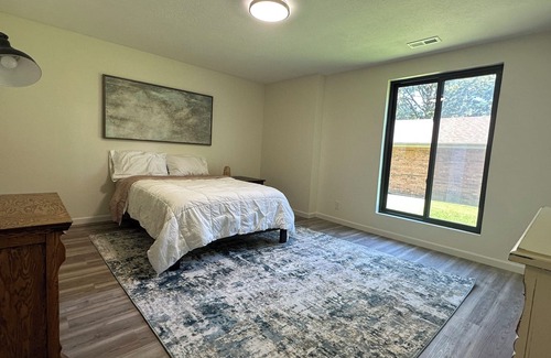 Brookline Station House | Spacious Great Location Sleeps 10, 2 Car Garage, South Springfield, Fenced Yard