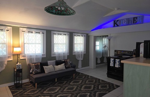 Mobile Cottage | Spacious Guest house in Midtown within walking distance of downtown