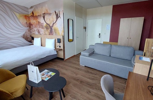 Nieuw-Haamstede Hotel | Spacious Haven | Vibrant nature trails, near scenic beach vibes & local sites