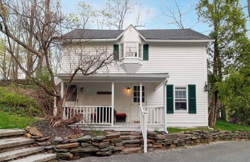Lenox House | Spacious Historic 9-bedroom Inn in charming Lenox. Equipped with full kitchen.