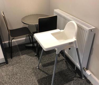 Shotts House | Spacious Holiday let midway between Edinburgh and Glasgow with three shower rooms