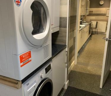 Shotts House | Spacious Holiday let midway between Edinburgh and Glasgow with three shower rooms