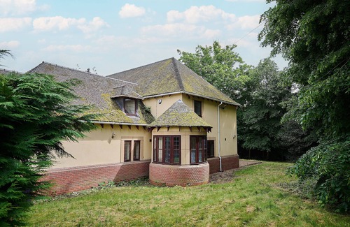 Wolverhampton House | Spacious home 4 large families, contractors welcome