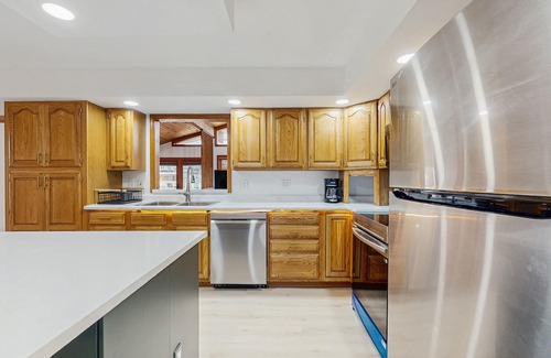 Lake Delton House | Spacious Home In the Heart of Wisconsin Dells, with WIFI & Gas Grill