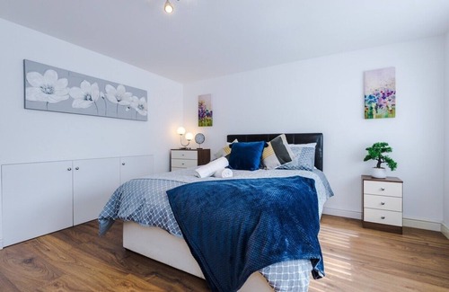 Golborne House | Spacious Home in Warrington | 53 Degrees Property | Ideal for Groups - Sleeps 8!