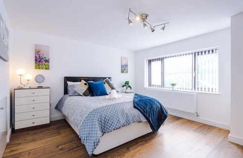 Golborne House | Spacious Home in Warrington | 53 Degrees Property | Ideal for Groups - Sleeps 8!