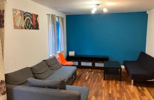 Walsall House | Spacious Home in Walsall with Parking & Garden