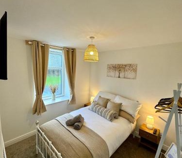Aberdare House | Spacious home near park and playing fields