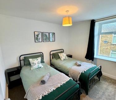 Aberdare House | Spacious home near park and playing fields