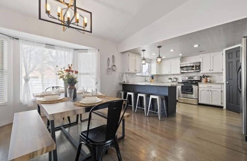 Sandy House | Spacious Home near Ski Resort- 2GBFiber-Game room-HotTub