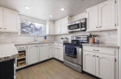 Sandy House | Spacious Home near Ski Resort- 2GBFiber-Game room-HotTub