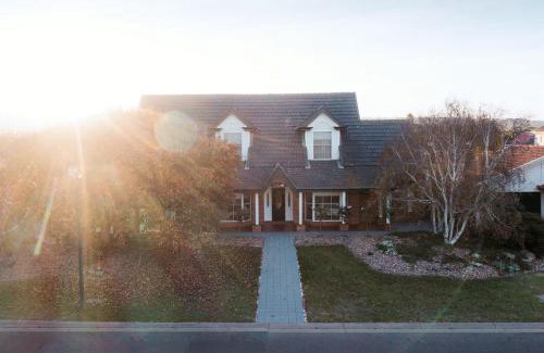 Encounter Bay House | Spacious home on the lake - Private beach