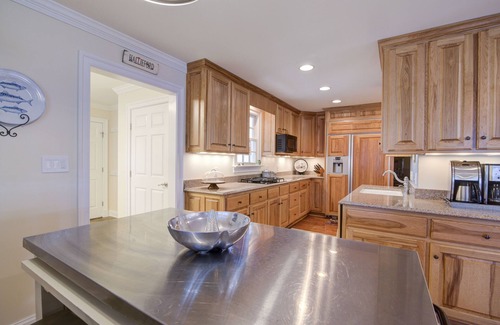 Hallieford House | Spacious home on the waterfront with kayaks, SUP's and fishing and more!