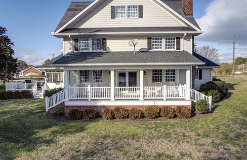 Hallieford House | Spacious home on the waterfront with kayaks, SUP's and fishing and more!