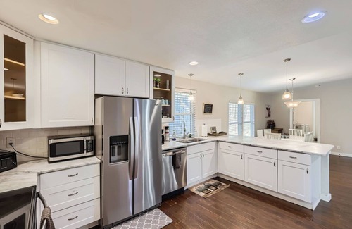 Shearer Hills - Ridgeview House | Spacious Home W/Pool + Game Room/Near Riverwalk & Downtown!