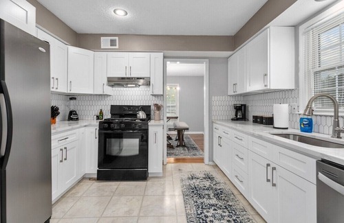 Overland Park House | Spacious Home With 2LivingSpaces|Fenced Yard+Pets