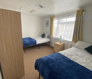Harlow House | Spacious Home with Garden in Harlow, Ideal for Contractors & Relocators