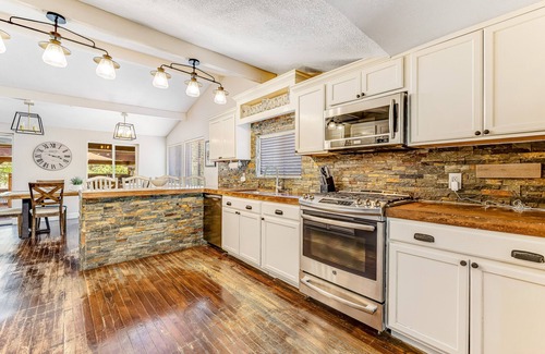 Murphys House | Spacious home with indoor & outdoor kitchens, a private pool, and free WiFi