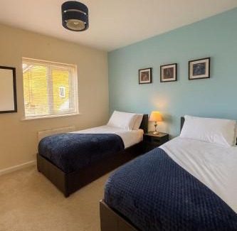 Bedford House | Spacious Home with Parking for Families & Contractors