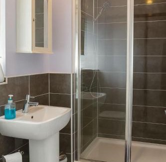 Bedford House | Spacious Home with Parking for Families & Contractors