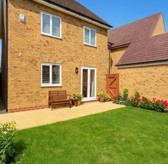 Bedford House | Spacious Home with Parking for Families & Contractors