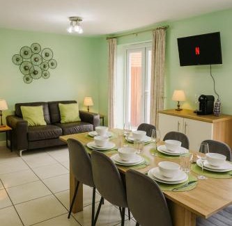 Bedford House | Spacious Home with Parking for Families & Contractors
