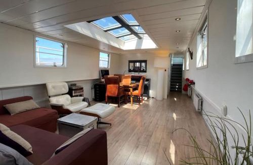 Haarlemmerbuurt Ski Chalet | Spacious homely house boat