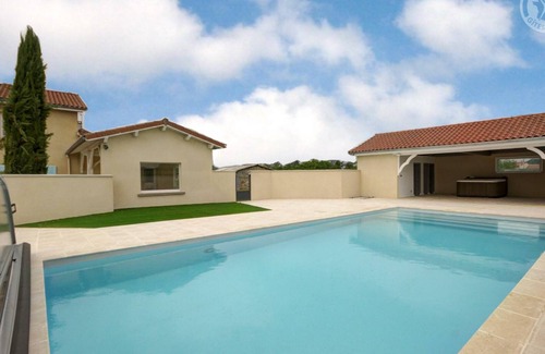 Chalain-le-Comtal Cottage | Spacious house with pool and garden in Chalain-le-Comtal