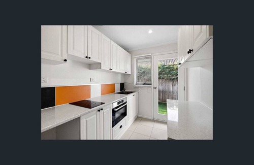 Torquay House | Spacious house, 400m to the beach, hot tub, air con, wood fires, big screen TVs