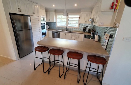Torquay House | Spacious house, 400m to the beach, hot tub, air con, wood fires, big screen TVs