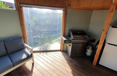 Torquay House | Spacious house, 400m to the beach, hot tub, air con, wood fires, big screen TVs