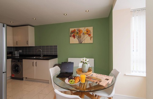 Derby House | Spacious House Close To Royal Derby Hospital and A38, FREE Parking & Garden