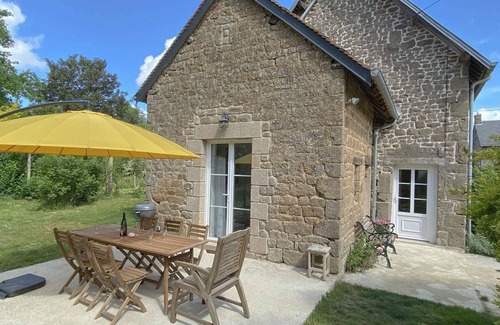 Saint-Fraimbault Cottage | Spacious house with garden and terrace in Saint-Fraimbault