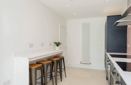 Gloucester House | Spacious House, Private Parking & Garden