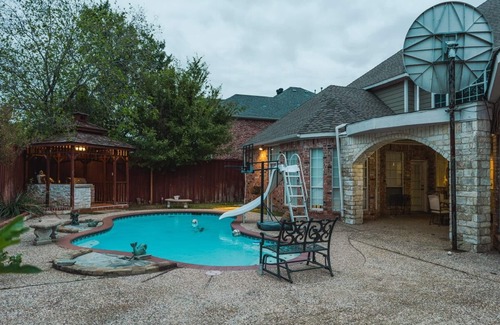 Grand Prairie House | Spacious house just under 4000sqft 15 minutes from cowboys and rangers stadiums.