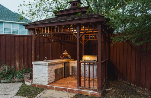 Grand Prairie House | Spacious house just under 4000sqft 15 minutes from cowboys and rangers stadiums.