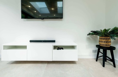 Hanham House | Spacious House with Garden and Hot-tub