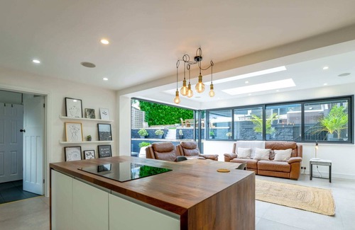 Hanham House | Spacious House with Garden and Hot-tub