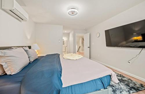 Bloomfield House | Spacious House with King Beds in Prime Location