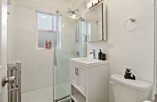 Irving Park Apartment | Spacious & Inviting 1BR Apt in Chicago