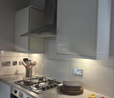 Doncaster House | Spacious John York House & Parking