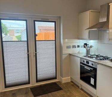 Doncaster House | Spacious John York House & Parking