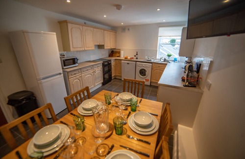 Keswick Apartment | Spacious Keswick Centre 3 Bedroom 2 Bathroom Apartment